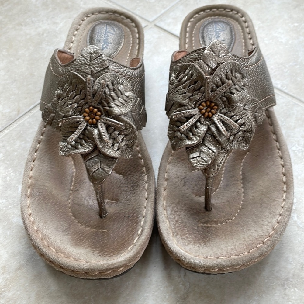 Clark Artisan Latin Palm thong sandal 9.5 platinum